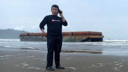 Kapal Tongkang Kandas dan Terdampar di Pantai Jetis Cilacap