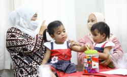 Gubernur Khofifah Lepas Kepulangan Bayi Kembar Siam Annaya dan Innaya ke NTB