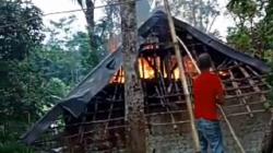 Viral, Warga Bakar Rumah Ayah Bejat yang Hamili Anak Kandungnya di Cisompet Garut<