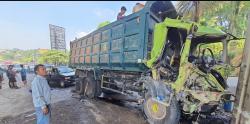 Sopir Mengantuk, Truk Tabrak Tiang Fly Over Cibubur hingga Ringsek