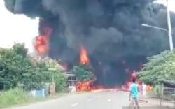 Pikap Bawa BBM Hilang Kendali di Jalinteng Muba, 3 Rumah di Kiri dan Kanan Jalan Terbakar<