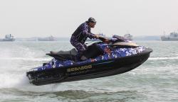 Aksi Personel Polairud Polda Jatim Bemanuver dengan Jetski