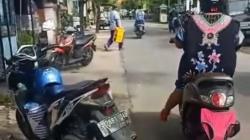Viral! Emak-Emak Tutupi Pelat Nomor Pakai Celana Dalam Warna Pink