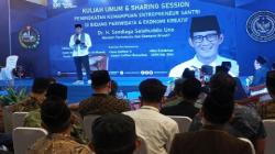 Malam-malam Kunjungi Ponpes Al Kamal Blitar, Menparekraf Sandiaga Uno Dikalungi Sorban