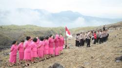 Unik, Polres Tomohon Gelar Upacara Kenaikan Pangkat di Gunung Lokon