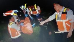 Dramatis, Petugas Evakuasi Korban Tewas yang Tergencet Kendaraan Ringsek di Tol Cipali<