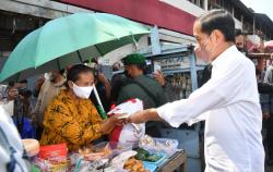 Jokowi Bagikan Bansos ke Pedagang : Jangan Dibelikan Handphone Apalagi Pulsa