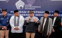 Kunjungi Sumbar, Sandiaga Uno Pacu Santri Tanah Datar Gunakan Platform Digital untuk Berkarya  