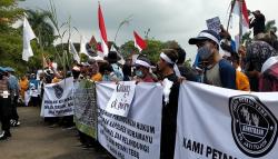 Kerap Diganggu Ormas, Ribuan Petani Tebu Indramayu Demo Minta Perlindungan Hukum