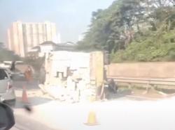 Truk Bermuatan Bata Terguling di Tol Jagorawi, Diduga karena Sopir Mengantuk