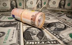 Nilai Tukar Euro dan Dolar AS Hampir Sama untuk Pertama Kalinya dalam 20 Tahun