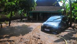 Mobil Pelat Putih Hanyut Diterjang Banjir Bandang di Desa Tunjungrejo Pati