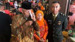 Petani Ini Menangis Terharu Lihat Anaknya Berhasil Jadi Perwira TNI AD