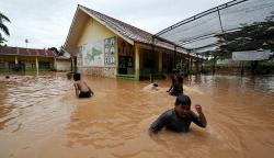 Diguyur Hujan Selama 4 Jam, Rumah dan Sekolah Terendam Banjir di Kota Baru Jambi