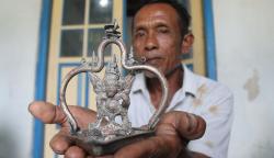 Gali Tanah Makam, Pria Ini Temukan Benda Kuno Berlambang Burung Garuda