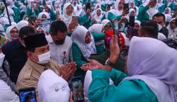 Prabowo Disambut Ibu-Ibu saat Hadiri Kongres Fatayat NU di Palembang