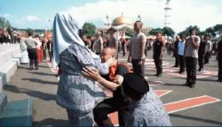 Momen Haru Anak Sopir Angkot Depok Cium Kaki Orang Tuanya Usai Dilantik Jadi Bintara Polri