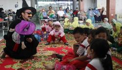 Pendongeng Hibur Anak-Anak di Stasiun Gubeng Surabaya