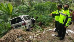 Minibus Terperosok ke Jurang 15 Meter di Bantargadung Sukabumi, 4 Orang Luka-Luka<