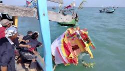 Nelayan Patimban Subang Gelar Ruat Laut, Kepala Kerbau dan Sesaji Dilarung<
