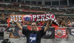 Gaya Anies Baswedan Pakai Syal Gue Persija bersama Ribuan Jakmania di Stadion JIS