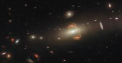 Karena Fenomena Lensa Gravitasi, Hubble Tunjukkan Bayangan Cermin Galaksi