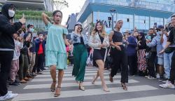 ABG Laki Berbusana Seperti Perempuan saat CFW, Siap-Siap Diangkut ke Panti Kedoya