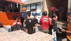 PJT II Salurkan Bantuan Makanan dan Minuman untuk Korban Banjir dan Longsor Garut<