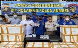 Geledah Kapal Tak Bertuan di Perairan Sumsel, Polisi Temukan Isinya Senilai Rp27 Miliar <