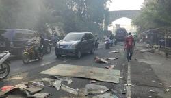 Tolak Penertiban, Pedagang Cingcau Cianjur Lempar Tikar dan Kursi ke Tengah Jalan