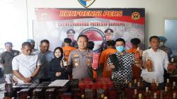 Polisi Ungkap Kasus Miras Impor Palsu di Cimenyan Bandung, Pelaku Oplos Alkohol dengan Teh Celup