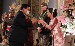 Putra Prabowo Rancang Busana yang Dikenakan Putri Anies di Resepsi Pernikahan