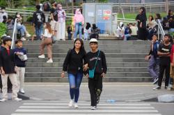 Ekspresikan Diri Lewat Fashion, Sejumlah Remaja Ramaikan Citayam Fashion Week