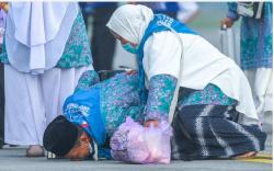 Jemaah Haji Kloter 1 Tiba di Palembang, Langsung Sujud Syukur di Samping Pesawat<