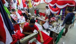 HUT RI Membawa Berkah, Pedagang Bendera di Pasar Senen Banjir Orderan