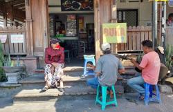 Begini Gaya Ganjar saat Menikmati Musik Pengamen sambil Lesehan di Warung