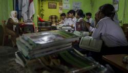 Suasana Belajar Mengajar Siswa SMP PGRI 6 Bandung di Ruangan Sempit