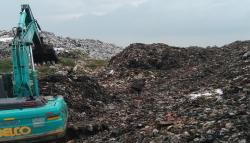 Overload, Sampah di TPA Jalupang Karawang Menggunung hingga 15 Meter<
