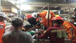 Tangan Pekerja Terjepit Mesin Penggiling Daging, SAR Bandung Evakuasi  Korban 4 Jam<