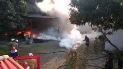 Kebakaran Landa Pabrik Cat di Tangerang, 1 Mobil Boks Ikut Hangus