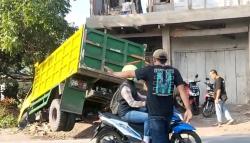 Diduga akibat Tumpahan Oli, Truk Terbalik di Jalur Tengkorak Gekbrong-Cianjur