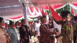 Mendagri Tito Karnavian Bagikan Bendera Merah Putih di Merauke