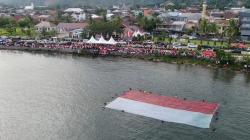 Pertama di Indonesia, Bendera Merah Putih Raksasa Dikibarkan di Teluk Mamuju