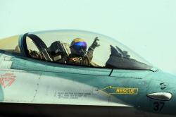 Potret Gladi Kotor Flypast Pesawat F-16 TNI AU Jelang HUT Ke-77 RI 