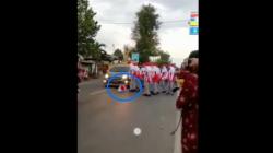 Ditabrak Mobil saat Gerak Jalan, Siswi SMK di Jombang Tersungkur