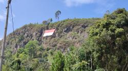 Wow, Bendera Merah Putih Raksasa Berkibar di Tebing Gunung Batu Lembang KBB