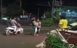 Viral Ibu Muda Frustrasi Ngelem di Jalanan Sambil Gendong Bayi, Pemicunya Memilukan Hati <