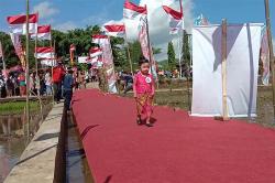 Semarakkan Peringatan Kemerdekaan, Warga Gunungkidul Gelar Fashion Show di Tengah Sawah