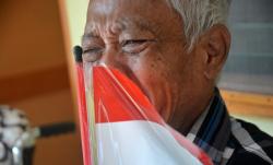 Mengharukan, Oma Opa Menangis saat Ikuti Upacara HUT Kemerdekaan RI di Panti Werda