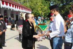 Gelar Upacara Peringatan HUT ke-77 RI, Pemkab Bojonegoro Kenakan Pakaian Adat